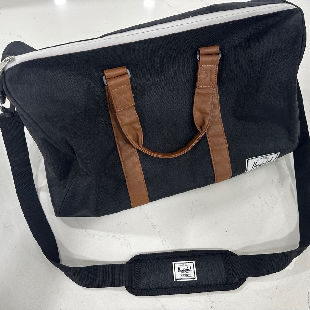 Herschel Novel Weekender Bag - Black and brown duffel bag